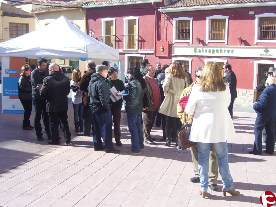 El PP de Petrer consigue en el barrio de La Foia su carpa informativa a pie de calle más numerosa