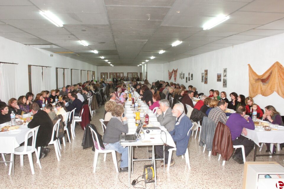 Más de 200 vecinos de Algueña participan en una cena solidaria con la que se ha recaudado 2.625  para comprar alimentos destinados al pueblo saharaui