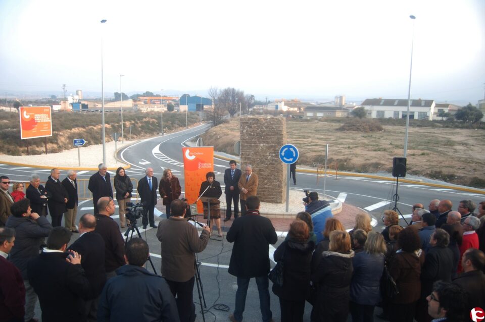 El Conseller Cotino inaugura la rotonda de la vuelta la mina