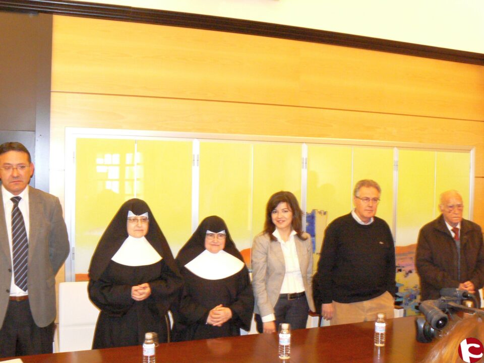 La alcaldesa se compromete a ayudar en todo lo posible en la rehabilitación del asilo. A su tiempo