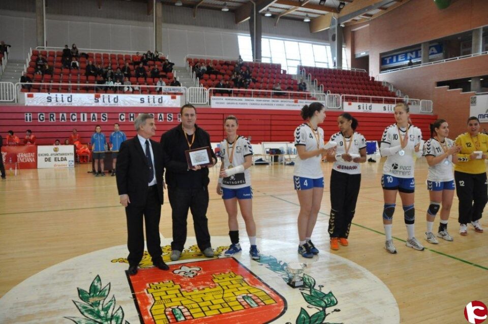 EMOTIVO HOMENAJE A LA VUELTA DE LA COPA. Francis Valero otorgó a las jugadoras la medalla que no recibieron en Canarias tras quedar finalista