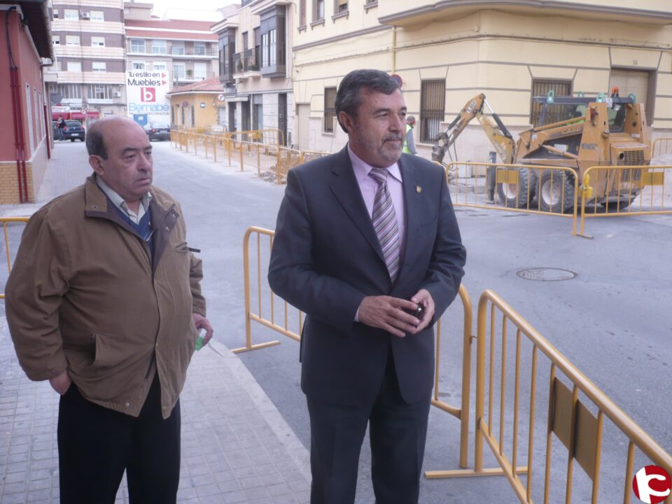 El Ayuntamiento evita la duplicidad en la mejora de las aceras de dos proyectos y destina el dinero ahorrado a diversas actuaciones