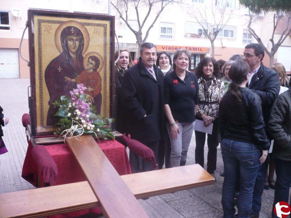 La cruz del Papa en homenaje a la Juventud visita Petrer ante un centenar de fieles