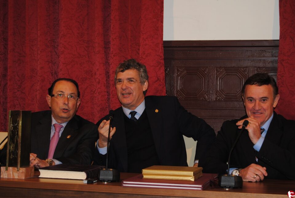 Más de 3.000 personas asisten a la inauguración de los nuevos campos de deporte en los que está la Copa del Mundo que ganó la selección española