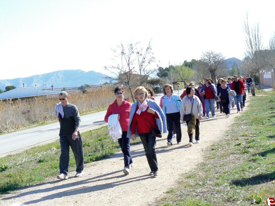 Más de ochenta personas participaron en la marcha de la Mujer