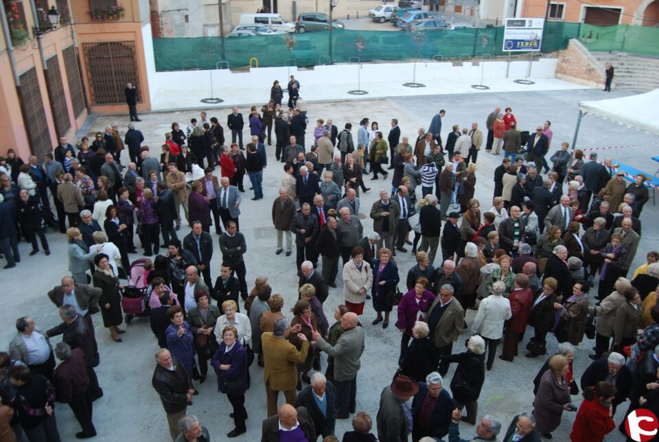 Multitudinaria inauguración del Centro de Mayores. Celia se comprometió conmigo y nunca he dudado de ella