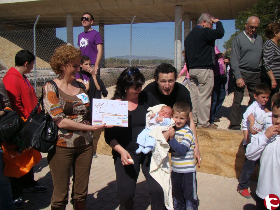 Unas 600 personas acuden a la llamada de Comercio Vi para plantar un árbol