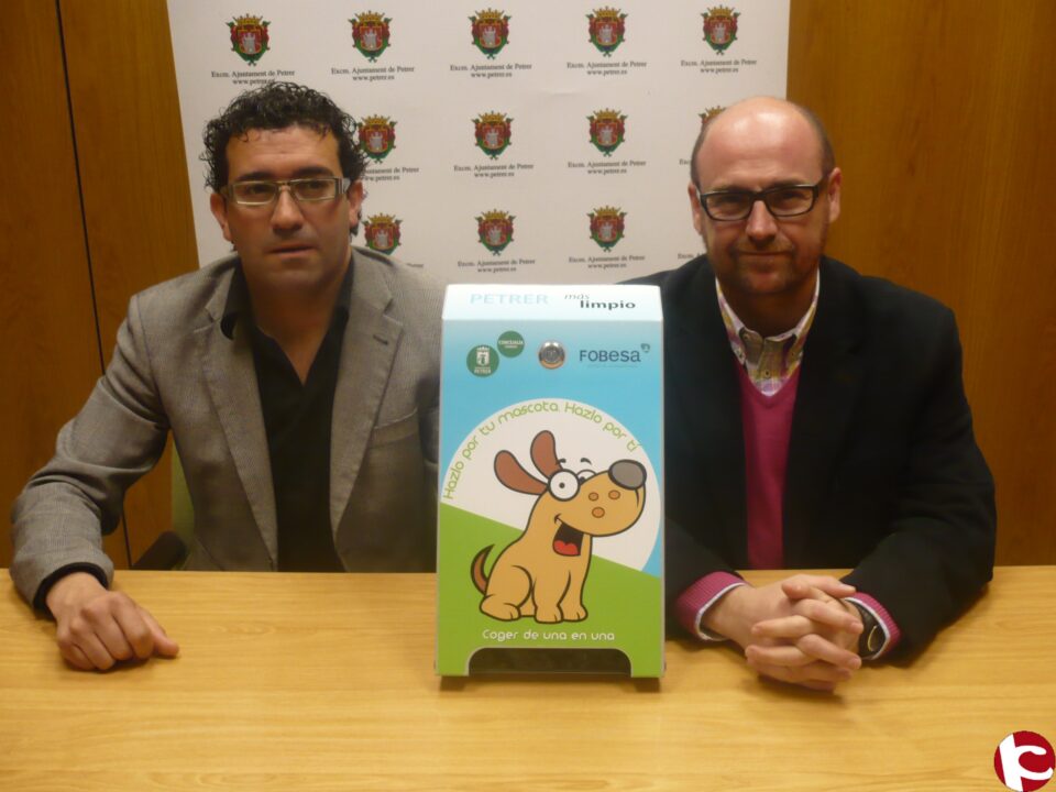 Sanidad y Fobesa instalan 20 expendedores con bolsas para recogida de excrementos de perros por el casco antiguo