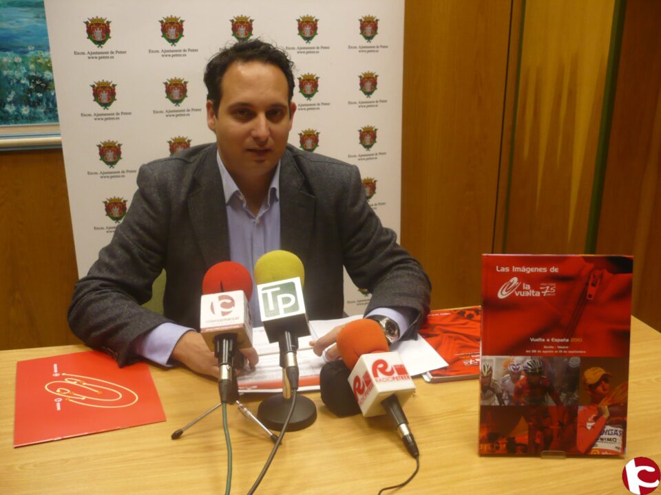 La empresa que gestiona la Vuelta Ciclista a España visita Petrer para estudiar el recorrido de la tercera etapa