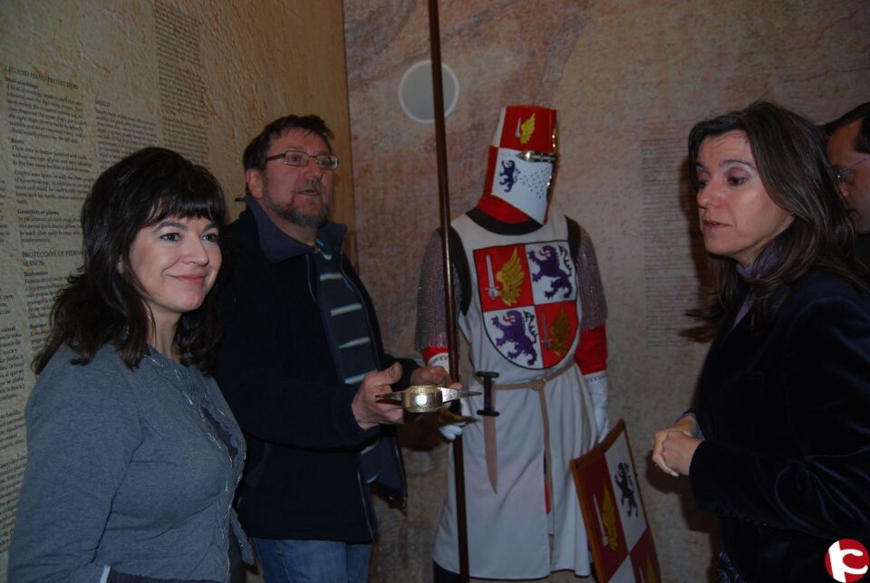 La alcaldesa y la secretaria autonómica de Turismo inauguran la musealización del Castillo de la Atalaya