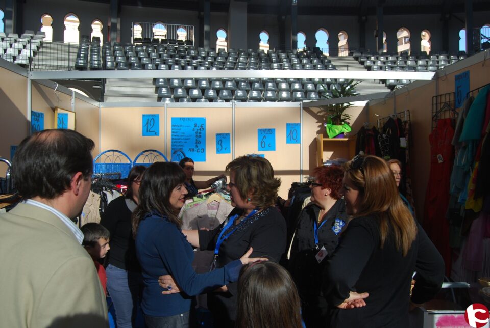 La primera Feria Outlet del comercio de Villena abre sus puertas con gran afluencia de público