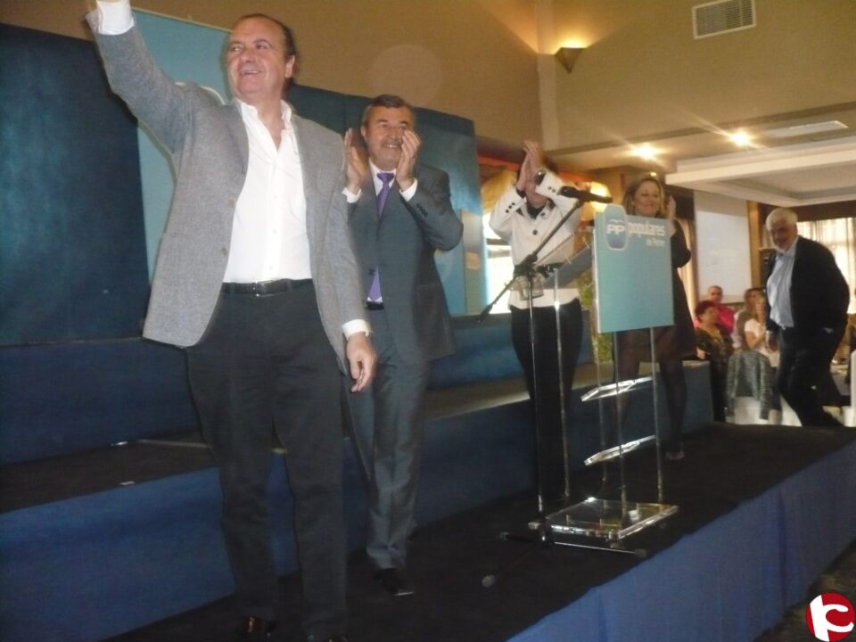 El Partido Popular de Petrer presenta su lista electoral en una comida junto a más de 500 personas