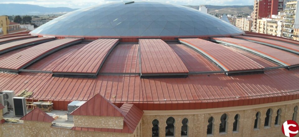 Martínez no sale se su asombro al conocer que Cate Hernández está felicitando privadamente el resultado de la Plaza de Toros cuando ésta critico el proyecto durante 4 años