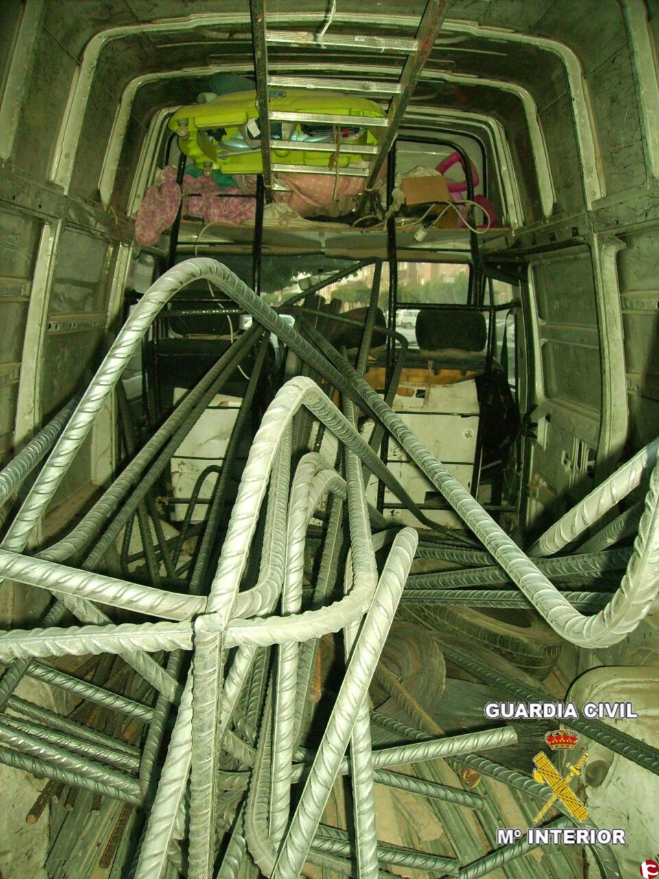 Detenidos por la Guardia Civil en Villena cuando acababan de sustraer material de la línea de Alta Velocidad