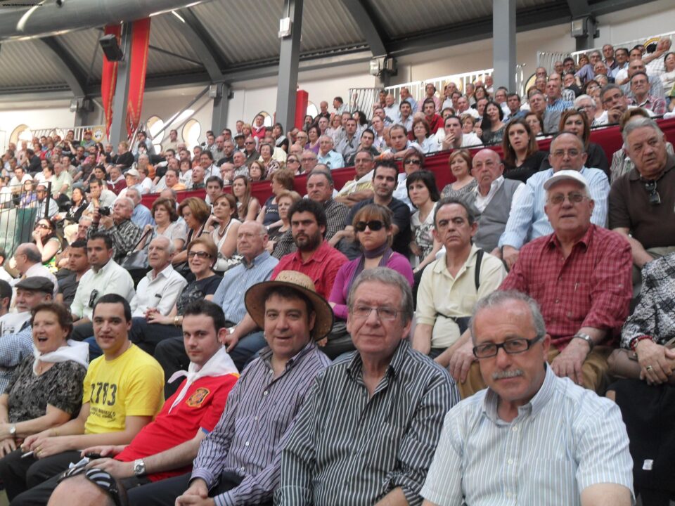 Seguidamente adjuntamos un amplio reportaje fotográfico con el festejo del domingo 10 de abril en la Plaza de Toros de Villena