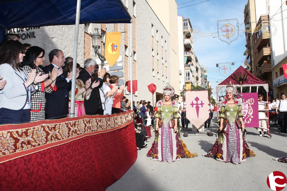 Gran entreda de Moros y Cristianos. Los festeros se entregan ante un público deseoso de fiesta
