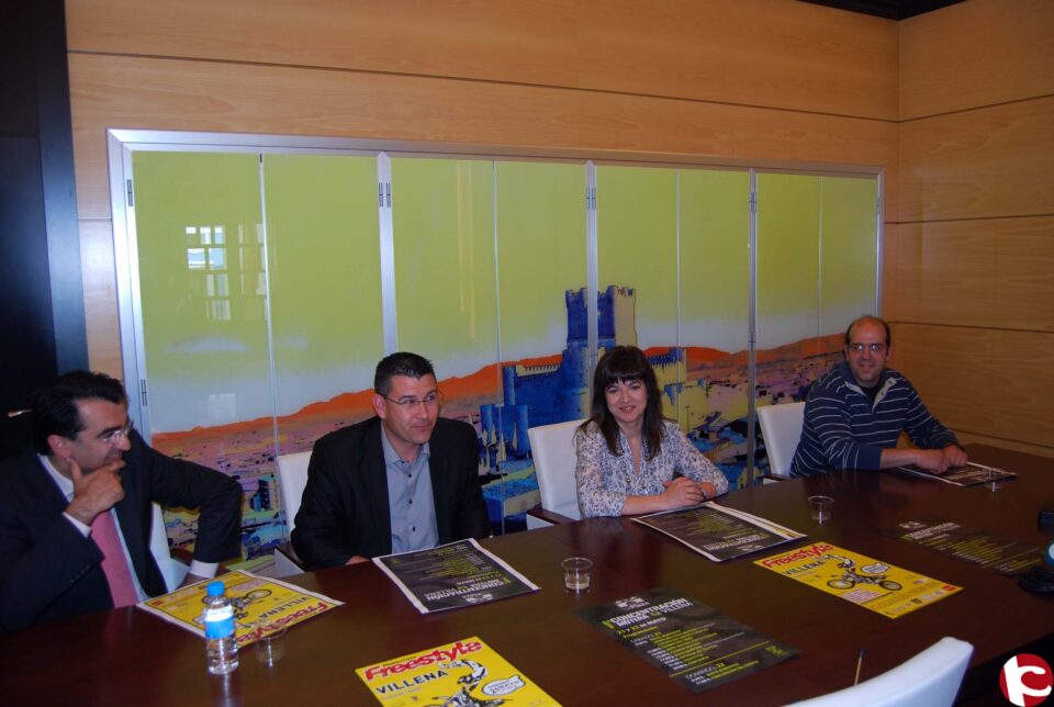 La alcaldesa presenta la concentración de motos y el espectáculo de Freestyle que tendrá lugar en la plaza de toros