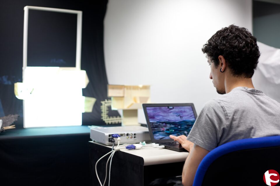 ESCOLARES Y ESTUDIANTES DE ARQUITECTURA DISEÑAN SU CIUDAD IDEAL EN EL TALLER ENTORNOS FUTUROS DE CAMON ALICANTE