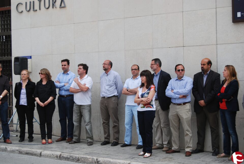 La corporación de Villena y trabajadores del Ayuntamiento guardan cinco minutos de silencio por las víctimas del terremoto de Lorca