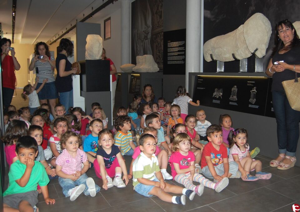 Los niños de la Escuela Infantil han visitado hoy las instalaciones culturales de