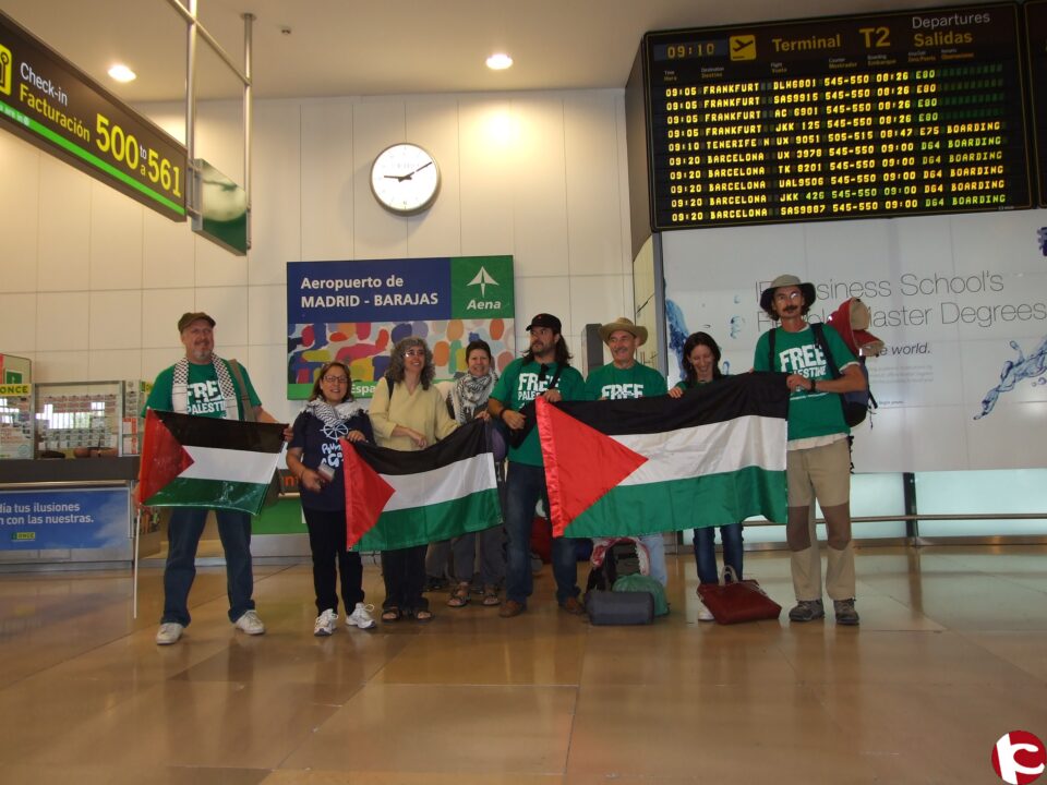 Los dos activistas alicantinos de la Segunda Flotilla de la Libertad emprenden la primera etapa del viaje que les llevará hasta la Franja de Gaza