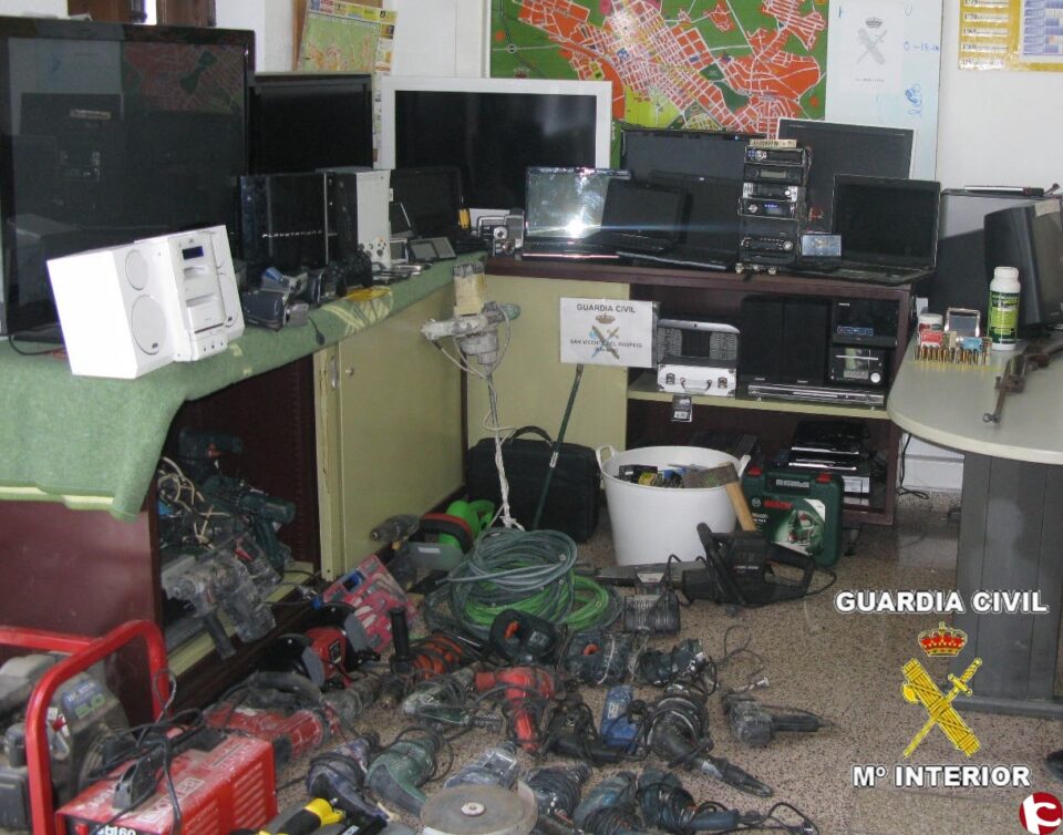 La Guardia Civil recupera gran cantidad de objetos electrónicos y herramientas en tres registros en el Rodalet