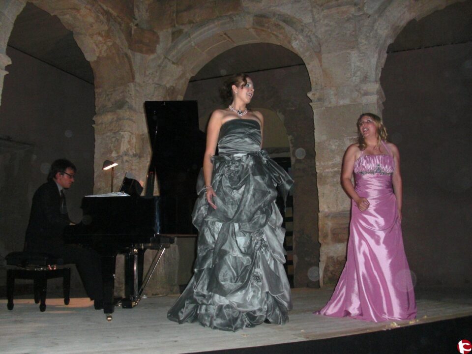 Las sopranos biarense Teresa Albero y Helena Orcoyen acompañadas por el pianista Jesús López entusiasmaron a los asistentes