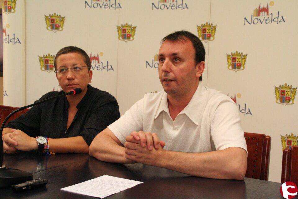 Novelda elige este fin de semana a las reinas de sus fiestas patronales con el curioso método del abanico en un acto que incluye el pregón de Modesto Crespo