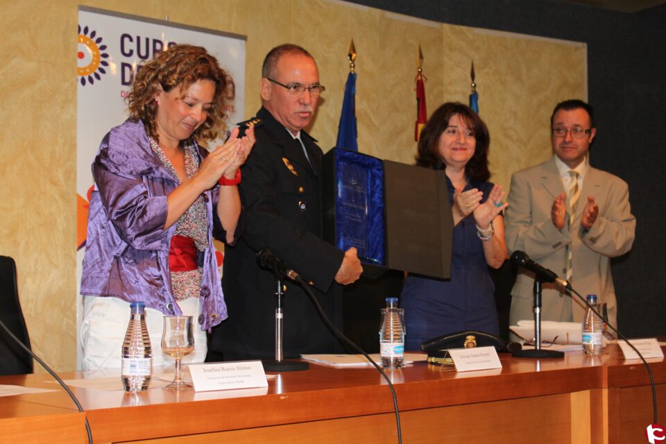 La UA reconoce la labor del Cuerpo Nacional de Policía y agradece su implicación en la formación continuada a través de los Cursos de Verano