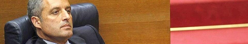 ÚLTIMA HORA. Camps presenta su dimisión. El presidente valenciano rechaza las acusaciones en el caso de los trajes y dice que renuncia por su partido