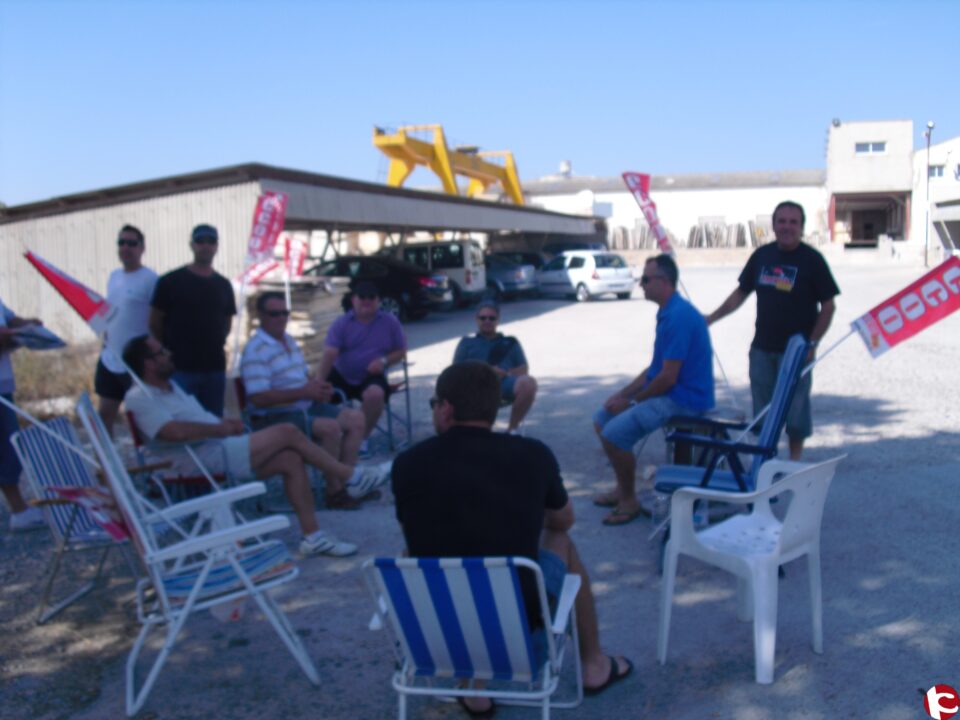 14 trabajadores del mármol en huelga exigen a su empresa que les pague las nóminas de los seis meses que les deben