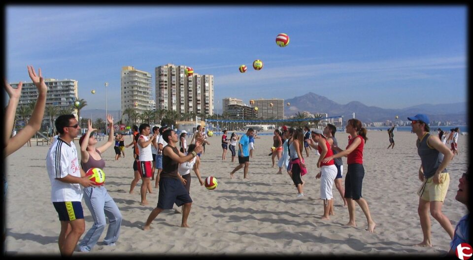 Una investigación de la Universidad de Alicante detecta menor desgaste de energía en la colocación de mano en el saque de voley playa