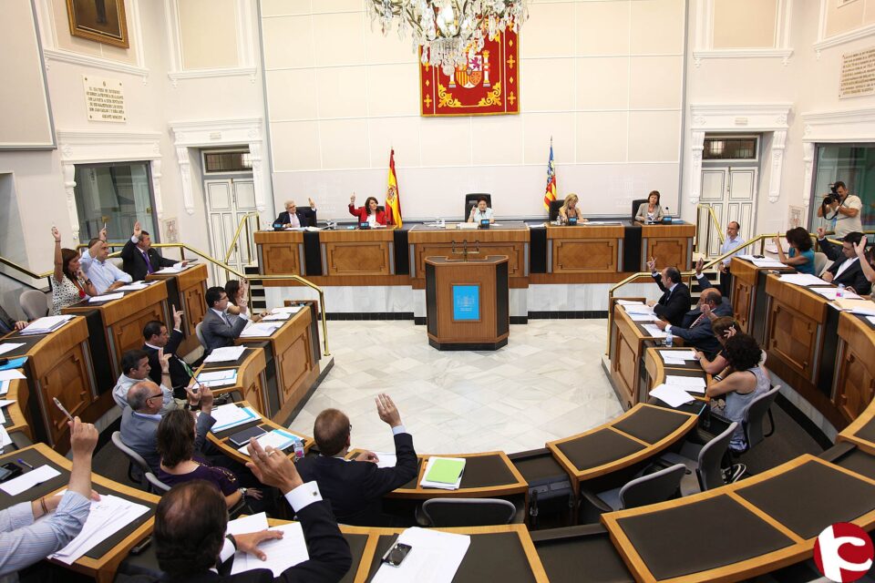 La Diputación de Alicante aprueba la nueva organización de sus áreas de Gobierno y la reducción del 25% del personal eventual