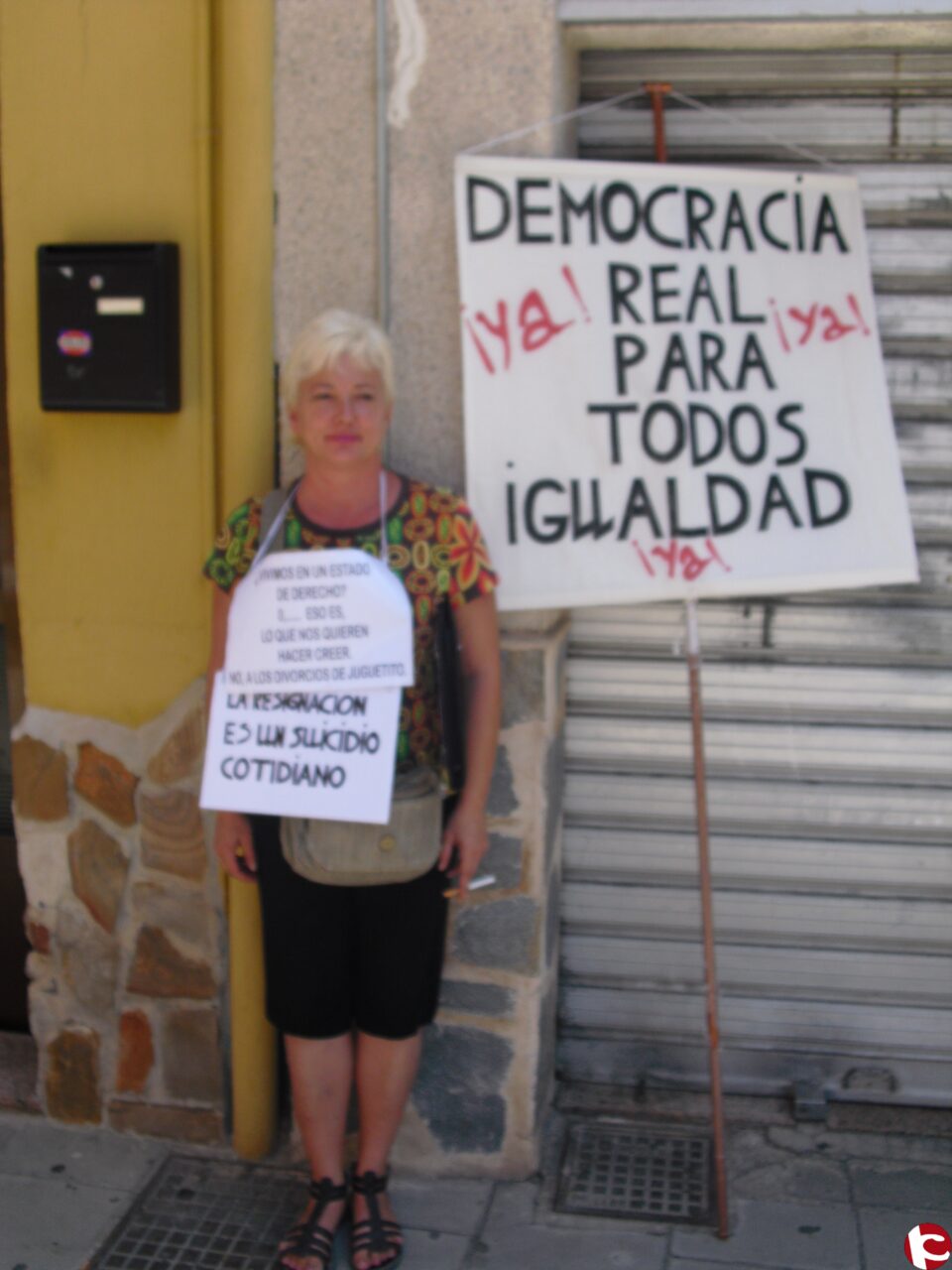Una mujer permanece en las puertas del juzgado reclamando justicia para su proceso de divorcio