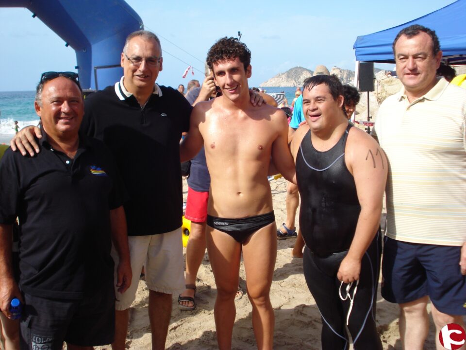 El nadador eldense Nacho Gil consiguió completar la travesía de Benidorm con más de cuatro km de distancia a nado