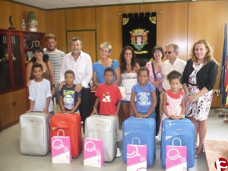 El alcalde recibe a cinco niños saharauis que han estado dos meses en Petrer con familias de acogida