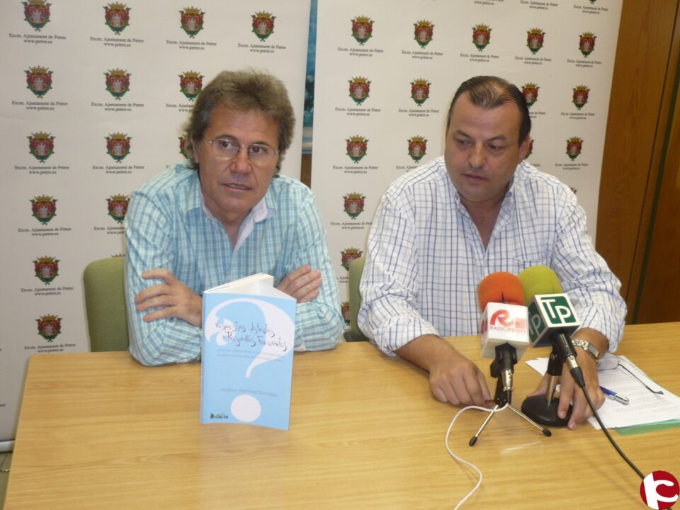 Avelino Fernández presenta su libro Respuestas distintas a preguntas frecuentes