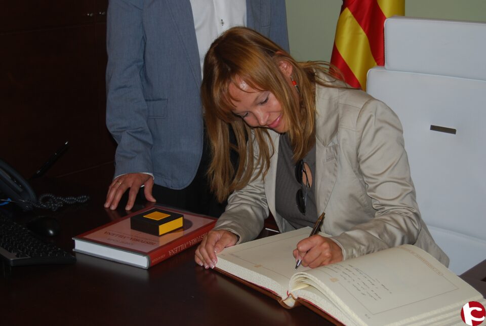 La ministra Leire Pajín visita Villena en el final de las Fiestas