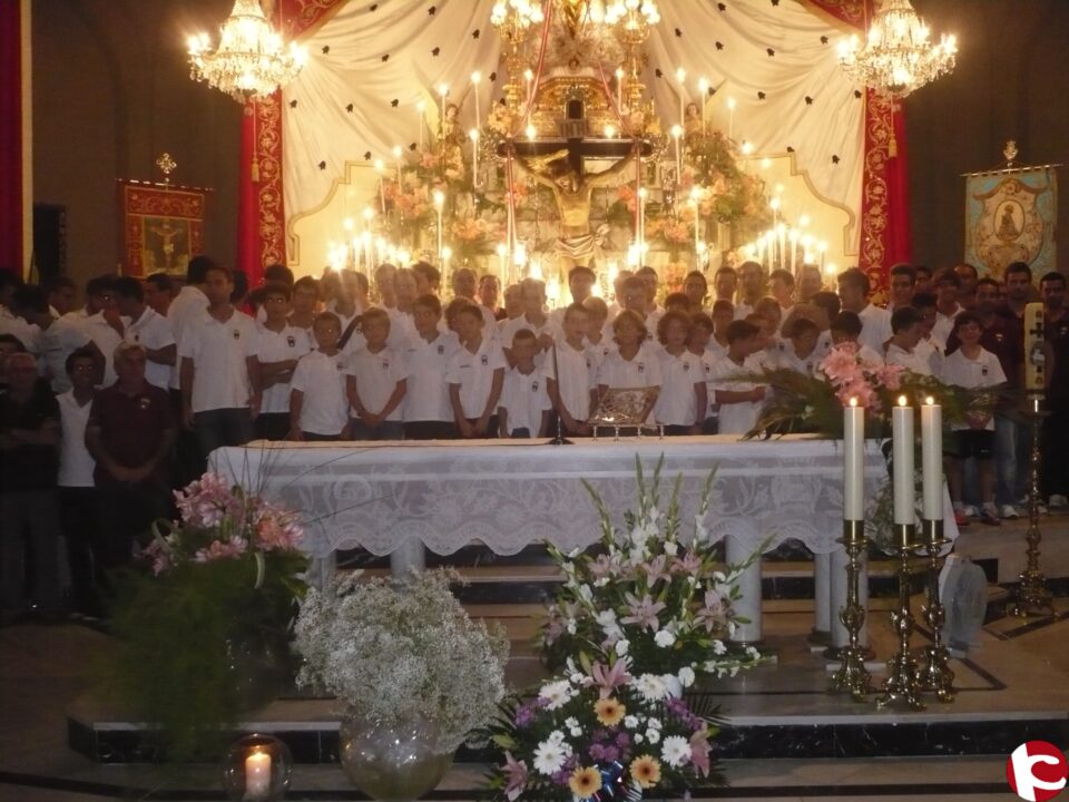 El CD Eldense realiza la ofrenda de flores a los Santos Patronos pidiendo éxitos deportivos