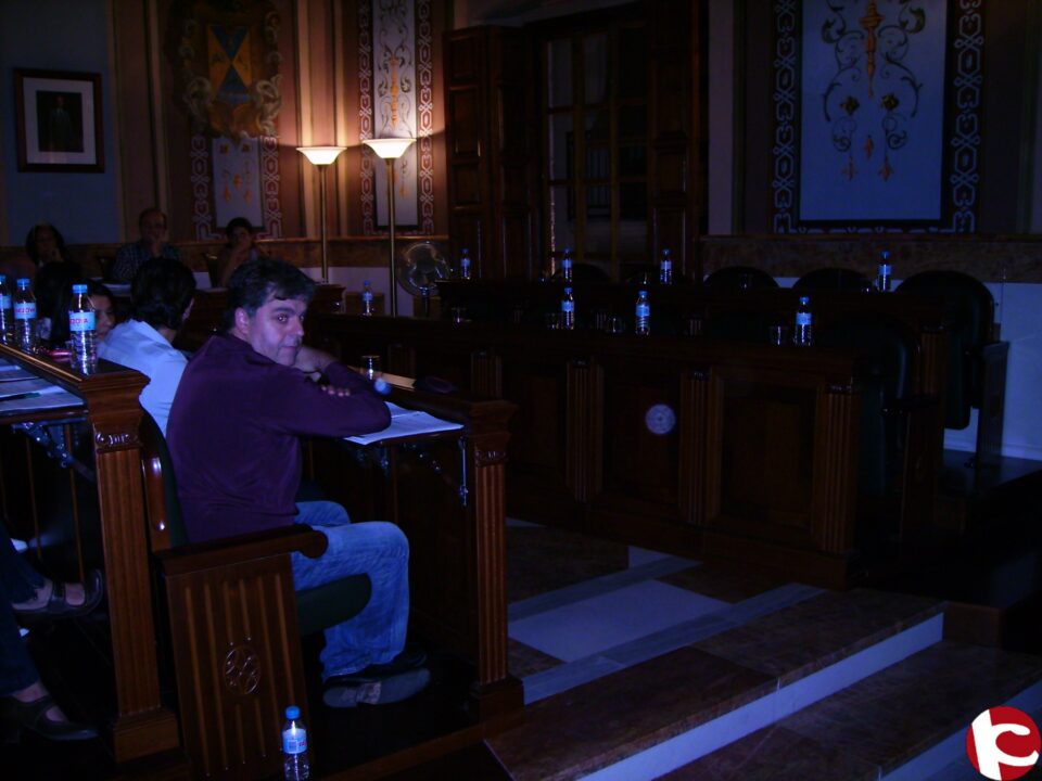 Insultos y descalificaciones entre ediles y público. Lledó quería que se tratase una moción de urgencia sobre el caso de Richart. La oposición abandona el pleno y el Alcalde dice que no es asunto plenario