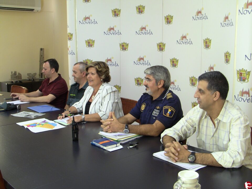 La alcaldesa preside la reunión de coordinación de los cuerpos policiales para evitar robos en la uva de mesa