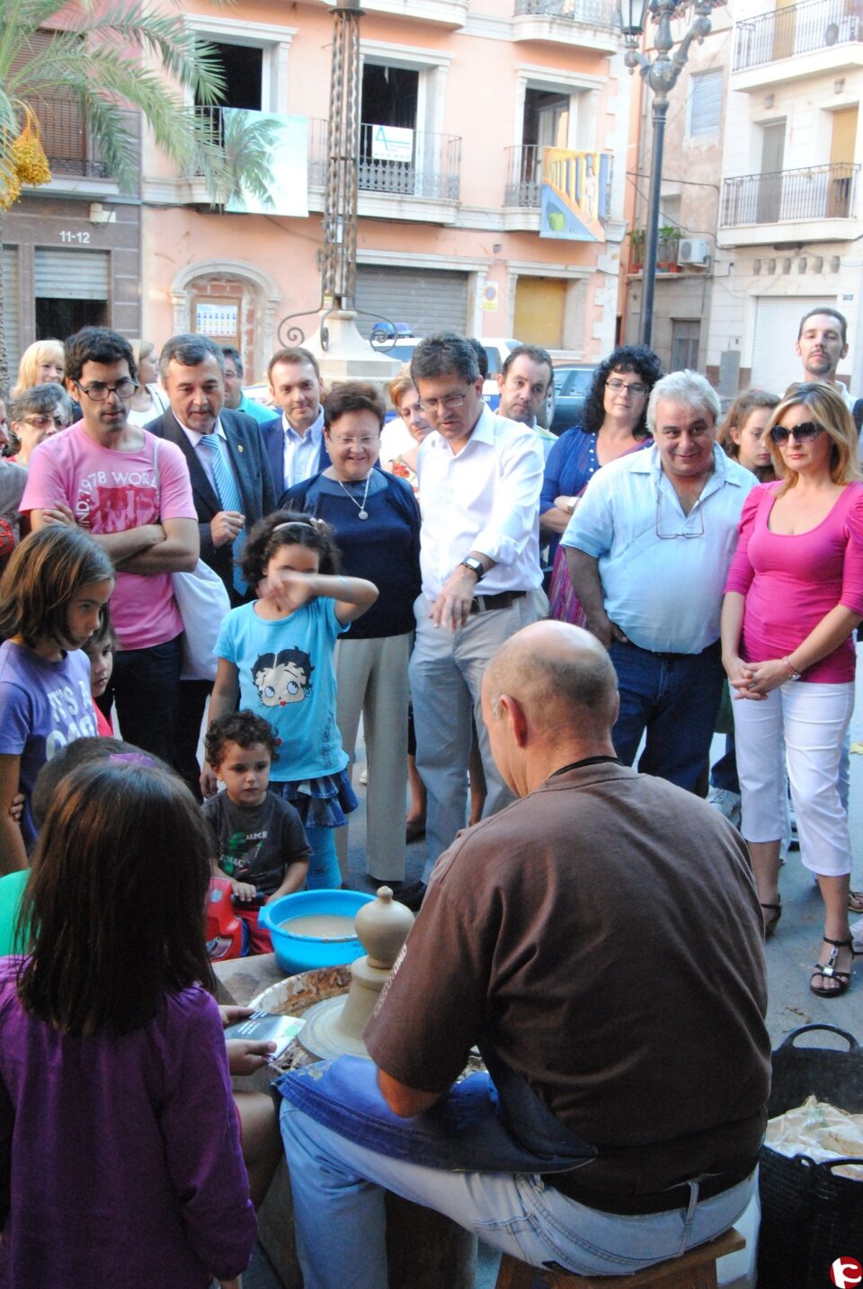 Más de 15.000 personas han visitado la X Feria Artesanal y Gastronómica de Agost que ha clausurado la presidenta de la Diputación de Alicante