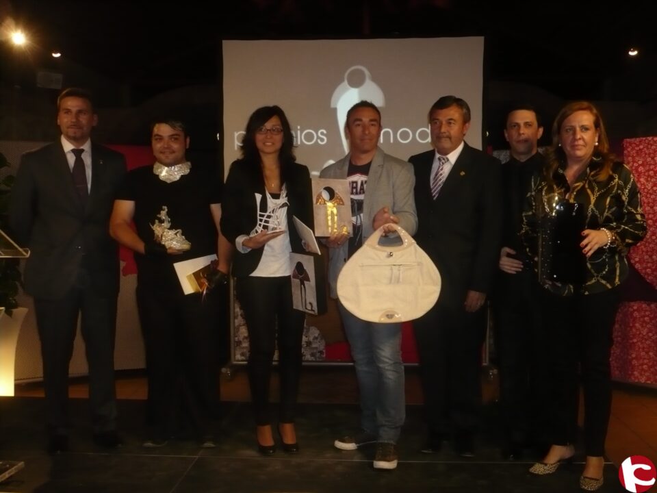 Un eldense y una alicantina vencen en la XV Edición de los Premios Model en las categorías de bolsos y zapatos