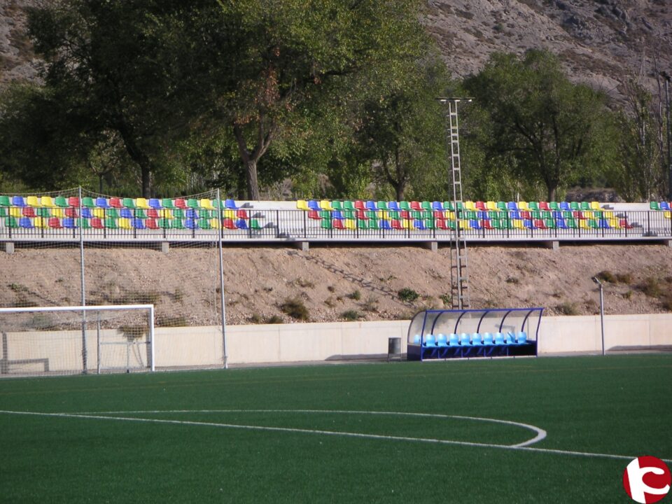 Terminadas las gradas del campo de césped artificial del Polideportivo