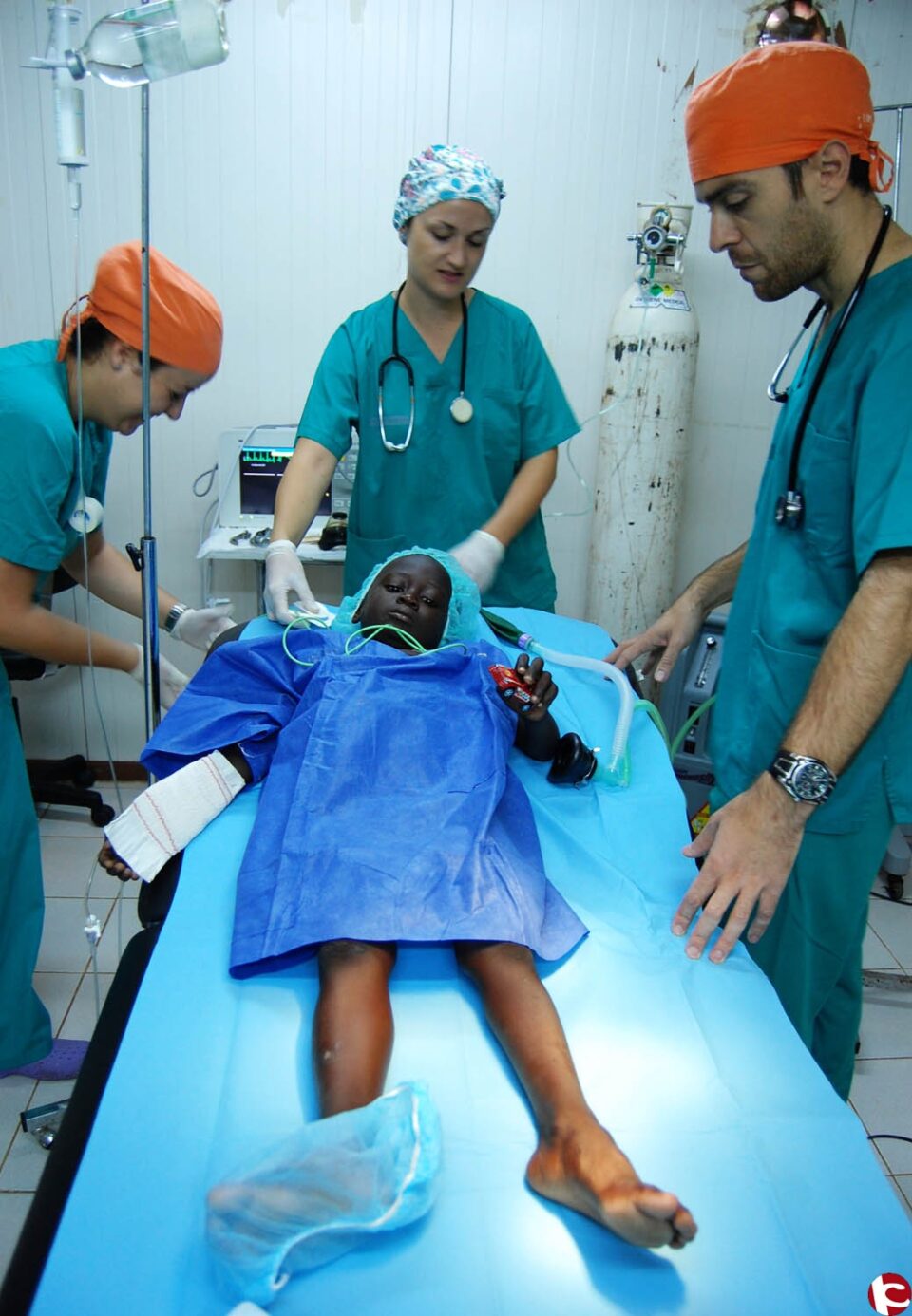 Un equipo de profesionales del Hospital de Elda realiza 196 consultas y 47 cirugías traumatológicas en Togo