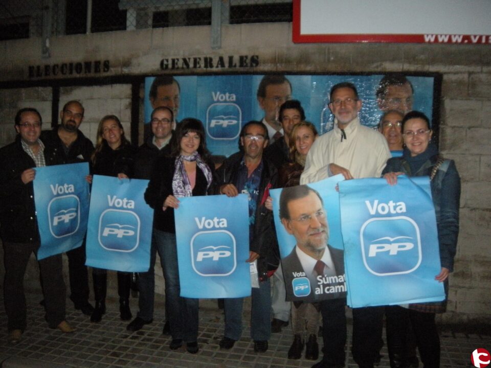 Nota del PP. El partido popular de Villena inicia la campaña electoral con la pegada de carteles.