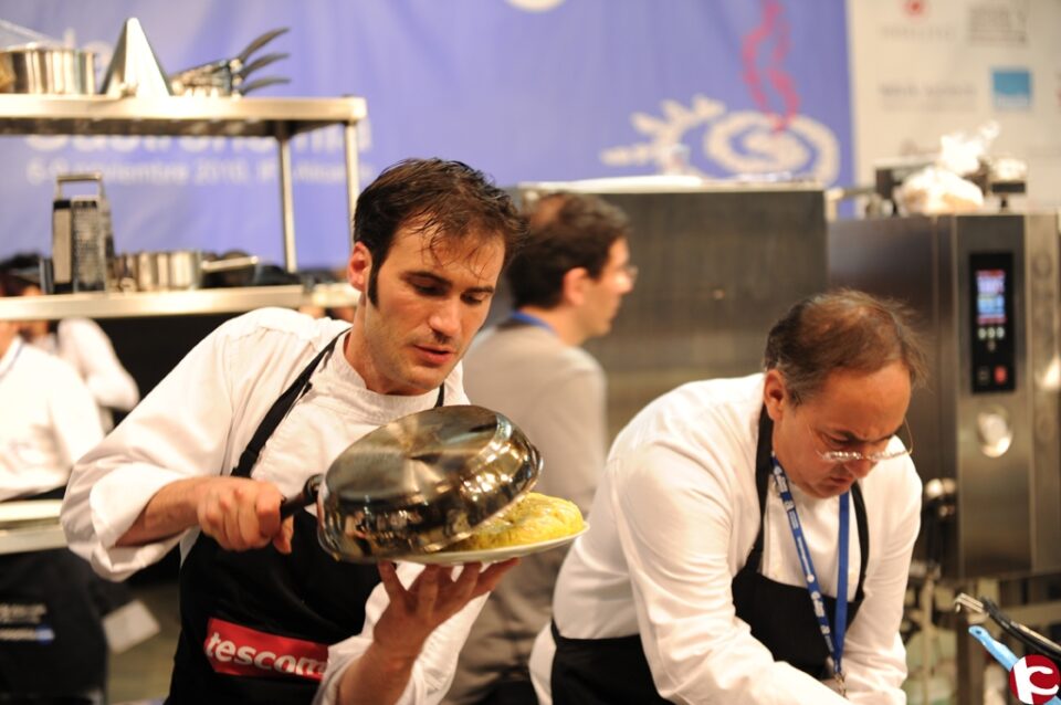 Diez cocineros compiten en Alicante por la mejor tortilla de Patatas de España