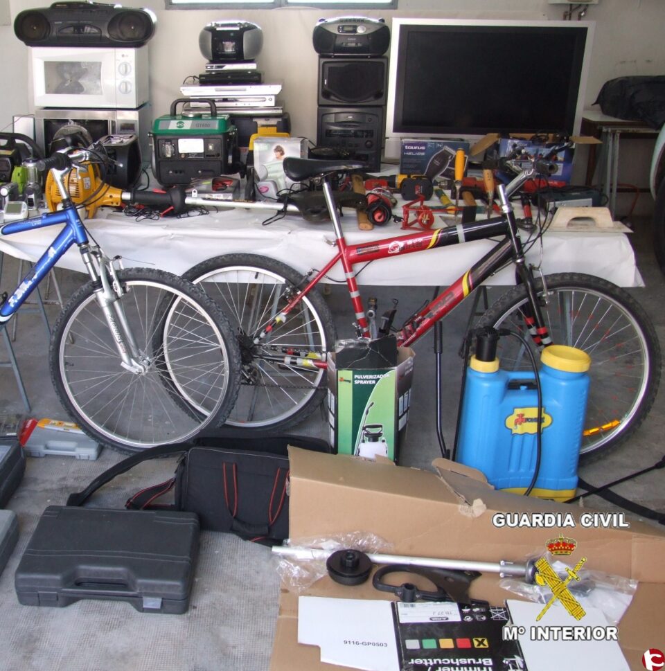 La Guardia Civil recupera en La Algueña gran cantidad de efectos sustraídos