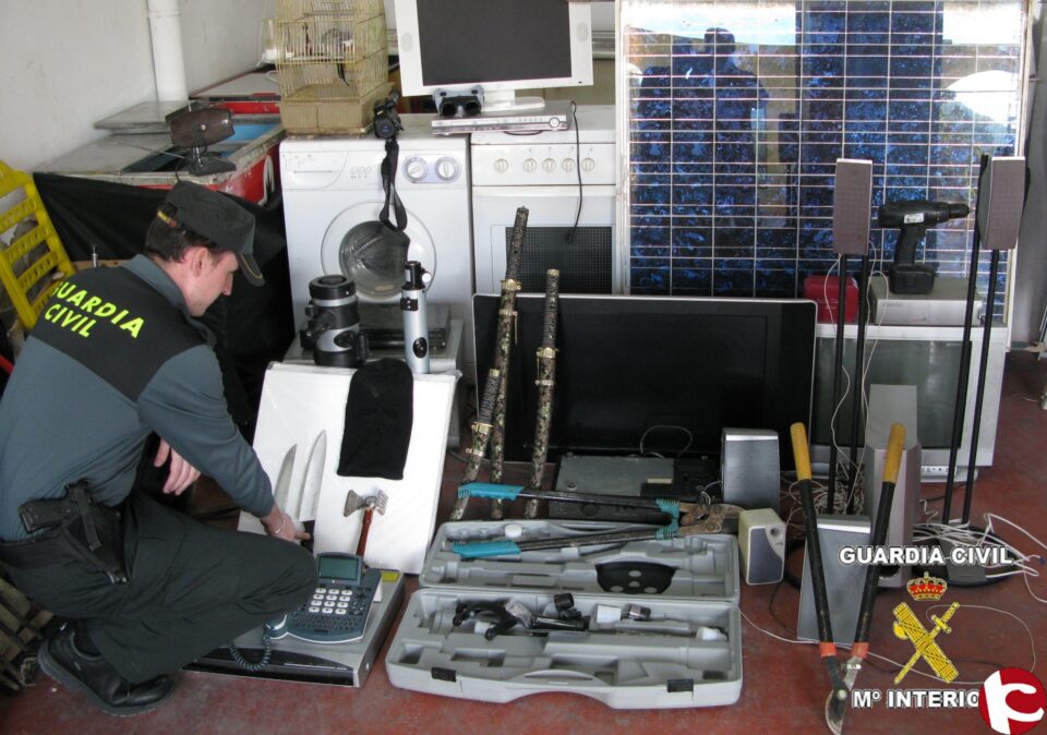 La Guardia Civil recupera gran cantidad de objetos electrónicos y herramientas en dos registros en Aspe y Novelda