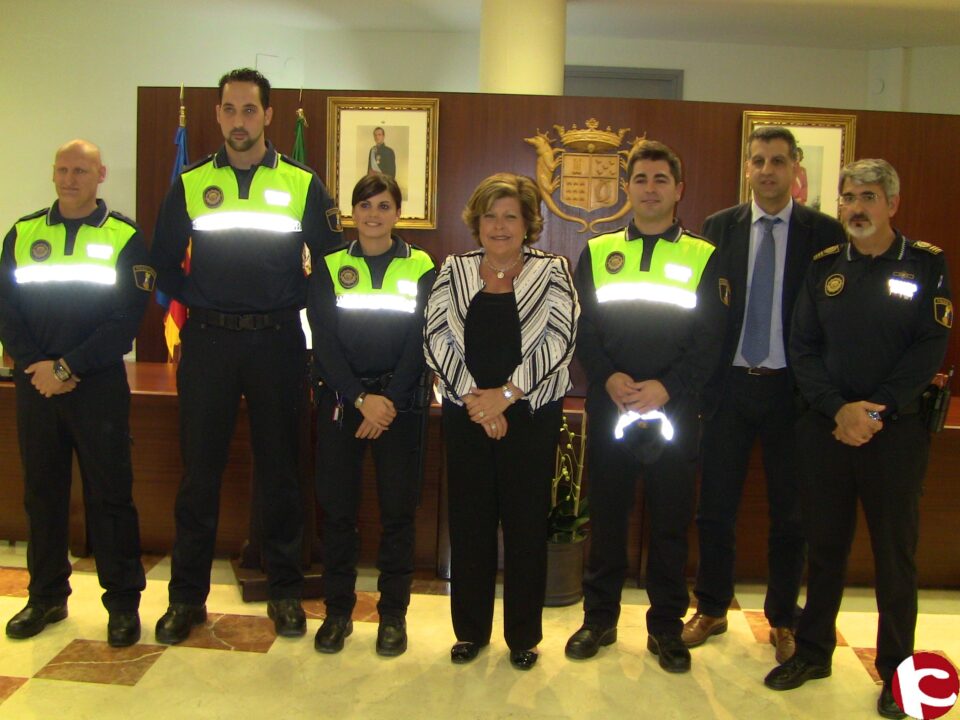 Cuatro agentes de la Policía Local toman posesión de su plaza en propiedad después de un periodo de prácticas y de haber superado el curso de capacitación